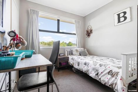 Photo of property in 6 Coburg Street, Henderson, Auckland, 0612