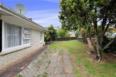 Photo of property in 1/15 Woodall Place, Totara Vale, Auckland, 0627