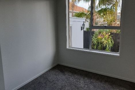 Photo of property in 2/8 Tobruk Crescent, Milford, Auckland, 0620