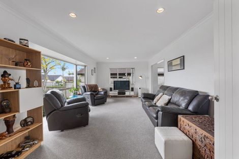 Photo of property in 16 Fernloche Place, Flat Bush, Auckland, 2016