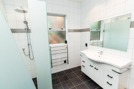 Photo of property in 30c Collins Avenue, Tawa, Wellington, 5028