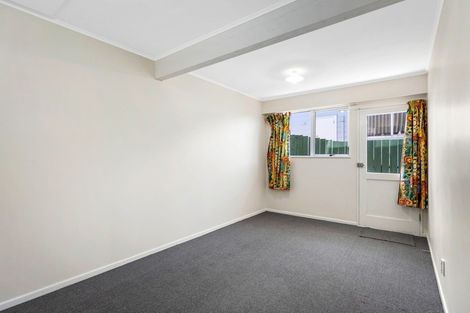 Photo of property in 9a Edgecombe Street, Newlands, Wellington, 6037