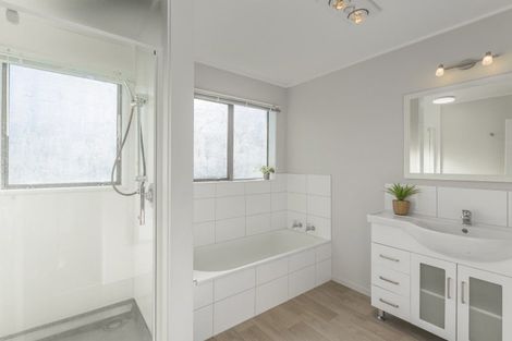 Photo of property in 15 Rosebank Grove, Waikanae, 5036