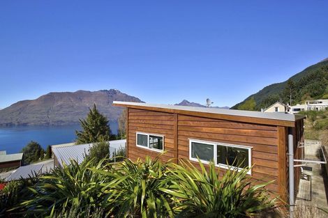 Photo of property in 129b Wynyard Crescent, Fernhill, Queenstown, 9300