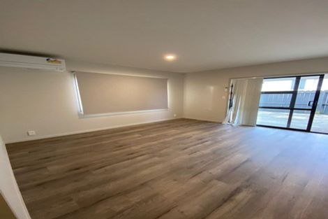 Photo of property in 2/10 Kirklow Place, Goodwood Heights, Auckland, 2105