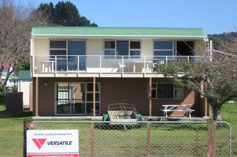 Photo of property in 28 Marine Parade, Cooks Beach, Whitianga, 3591
