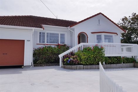 Photo of property in 32 Te Atatu Road, Te Atatu South, Auckland, 0610