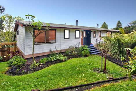 Photo of property in 32 Longfellow Parade, Glen Eden, Auckland, 0604