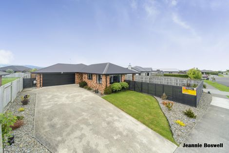 Photo of property in 35 Chestnut Close, Kelvin Grove, Palmerston North, 4414