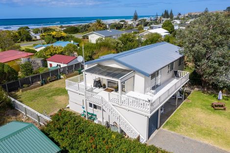 Photo of property in 37 Pinedale Crescent, Riversdale Beach, Masterton, 5872