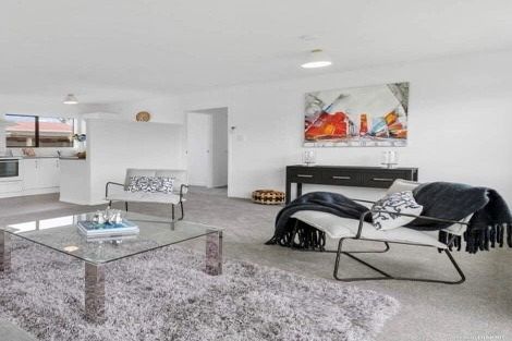 Photo of property in 2/27 Templeton Place, Clendon Park, Auckland, 2103