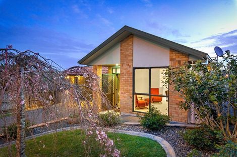 Photo of property in 20 Rising Parade, Fairview Heights, Auckland, 0632