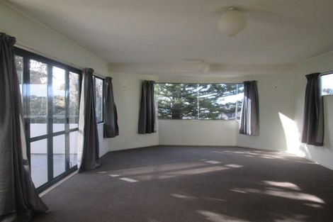 Photo of property in 12a Kiteroa Terrace, Rothesay Bay, Auckland, 0630