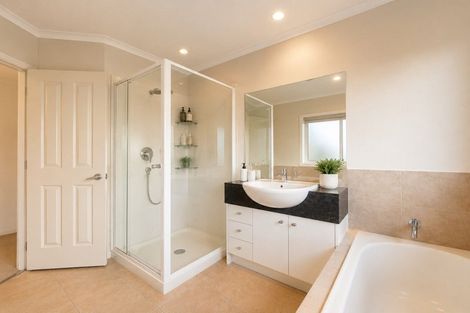 Photo of property in 18 Naul Place, East Tamaki Heights, Auckland, 2016