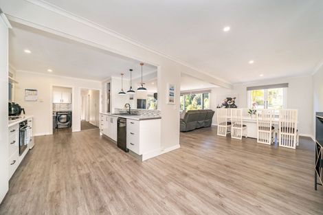 Photo of property in 114 Pinehaven Road, Pinehaven, Upper Hutt, 5019