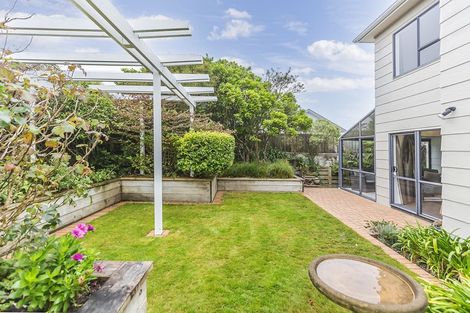 Photo of property in 5 Bayswater Place, Newlands, Wellington, 6037