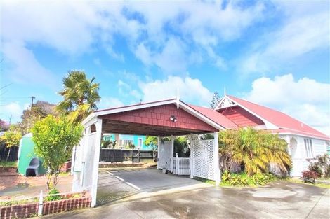 Photo of property in 33 View Road, Henderson, Auckland, 0612