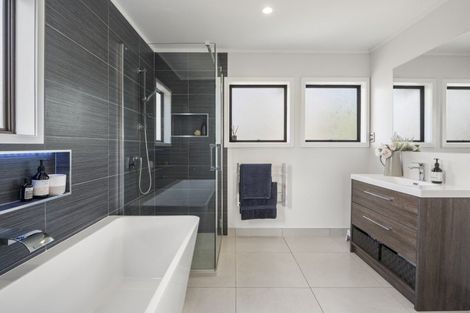 Photo of property in 8 Leaming Place, Clarks Beach, 2122