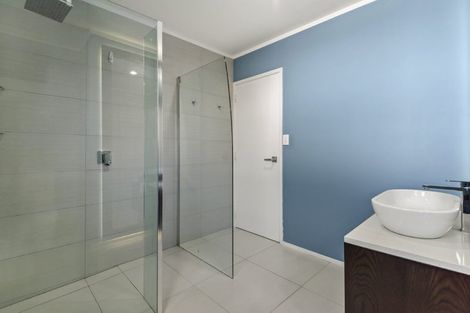 Photo of property in 2/2 Neal Avenue, Glenfield, Auckland, 0629