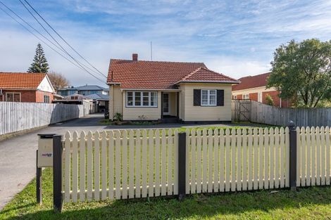 Photo of property in 19 Waiwhetu Road, Waiwhetu, Lower Hutt, 5010
