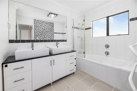 Photo of property in 1/13a Kitewao Street, Northcote, Auckland, 0627