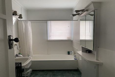 Photo of property in 77 Sylvan Avenue, Northcote, Auckland, 0627