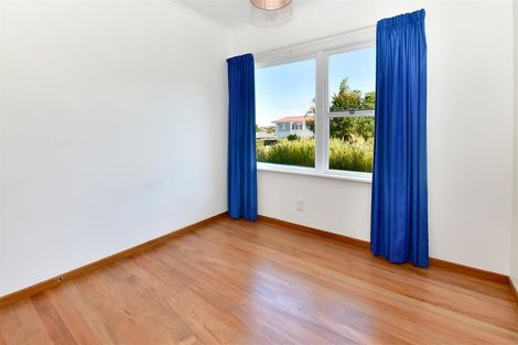 Photo of property in 12 Barker Rise, Northcross, Auckland, 0632