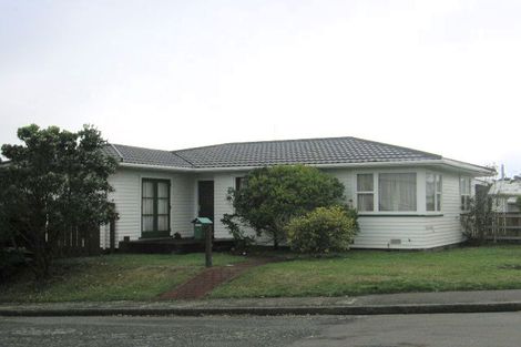 Photo of property in 2 Gow Street, Newlands, Wellington, 6037