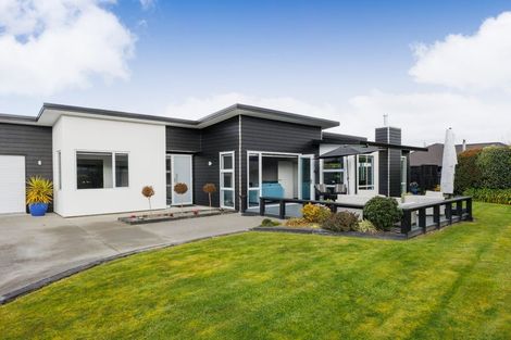 Photo of property in 59 Liberty Grove, Kelvin Grove, Palmerston North, 4414