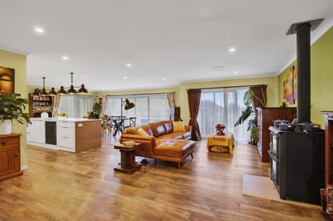 Photo of property in 2 Te Ara Karoiroa Road, Hurford, New Plymouth, 4374