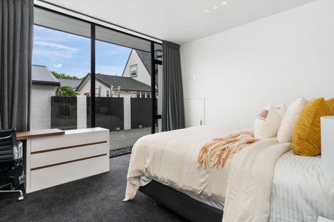 Photo of property in 49 Saint Andrews Square, Strowan, Christchurch, 8052