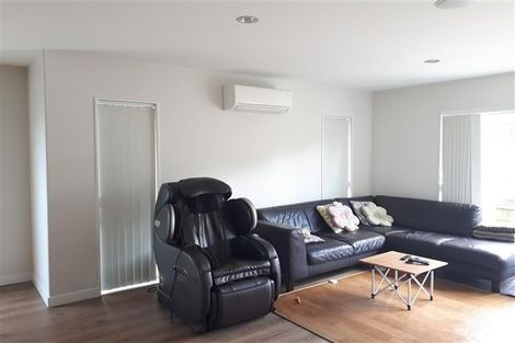 Photo of property in 16 Sohlue Place, Oteha, Auckland, 0632