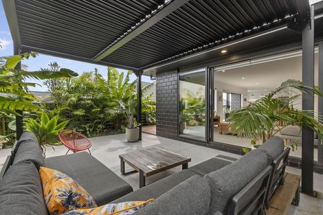 Photo of property in 8 Oakmont Crescent, Waiwhakaiho, New Plymouth, 4312