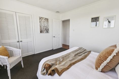 Photo of property in 27 Brooker Grove, Newlands, Wellington, 6037