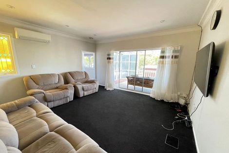 Photo of property in 28 Harrybrook Road, Green Bay, Auckland, 0604