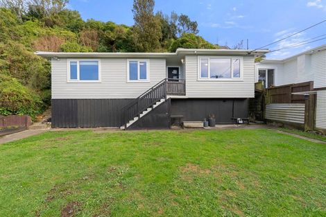 Photo of property in 123 Newlands Road, Newlands, Wellington, 6037