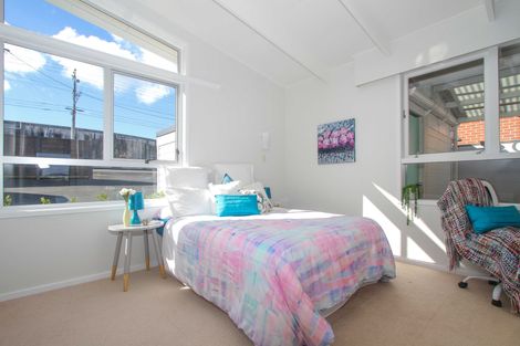 Photo of property in 99 Pupuke Road, Northcote, Auckland, 0627