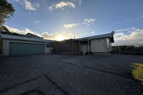 Photo of property in 8a Riverstone Drive, Riverstone Terraces, Upper Hutt, 5018