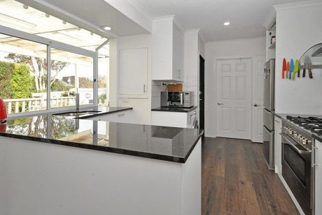 Photo of property in 27 Clinton Avenue, Te Atatu Peninsula, Auckland, 0610