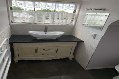 Photo of property in 5 Tawa Road, Te Atatu Peninsula, Auckland, 0610