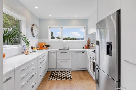 Photo of property in 105 Akaroa Drive, Maupuia, Wellington, 6022