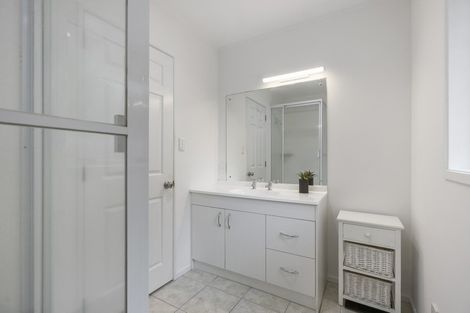 Photo of property in 21 Perotti Place, Conifer Grove, Takanini, 2112