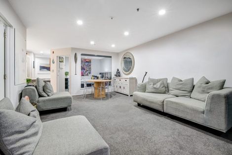 Photo of property in 1e/175 Hurstmere Road, Takapuna, Auckland, 0622