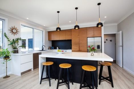 Photo of property in 10 Strandon Place, Strandon, New Plymouth, 4312