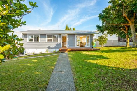 Photo of property in 43 La Rosa Street, Green Bay, Auckland, 0604