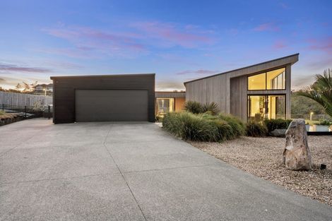 Photo of property in 7 Laguna Place, Matakatia, Whangaparaoa, 0930