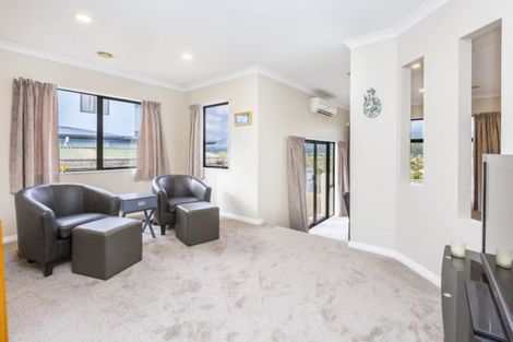 Photo of property in 17 Birkinshaw Grove, Riverstone Terraces, Upper Hutt, 5018