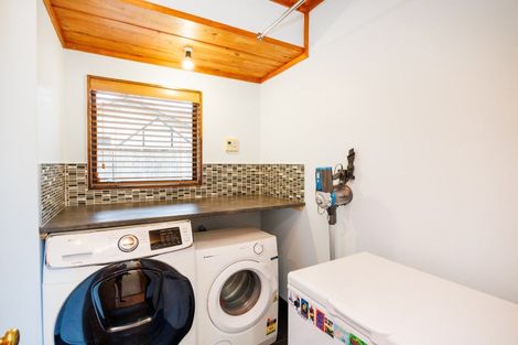 Photo of property in 11 Hillgrove Place, Fitzherbert, Palmerston North, 4410