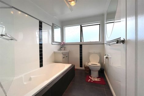 Photo of property in 20 Mcquarrie Avenue, Wattle Downs, Auckland, 2103