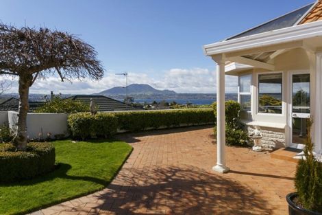 Photo of property in 2 Krissell Place, Acacia Bay, Taupo, 3330
